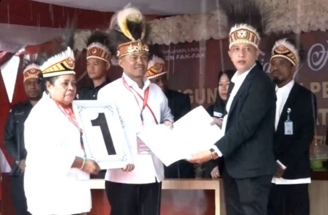 
					Punyai Makna, Pasangan Untung Tamsil-Yohana Dina Hindom  Dapat Nomor Urut 1 di Pilkada Fakfak 2024, (Foto: EM/AZT).