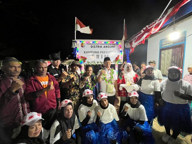 
					Bupati dan Wakil Bupati Fakfak Kembali Launching Kampung Persiapan di 3 Distrik, (Foto: EM/Rikki).