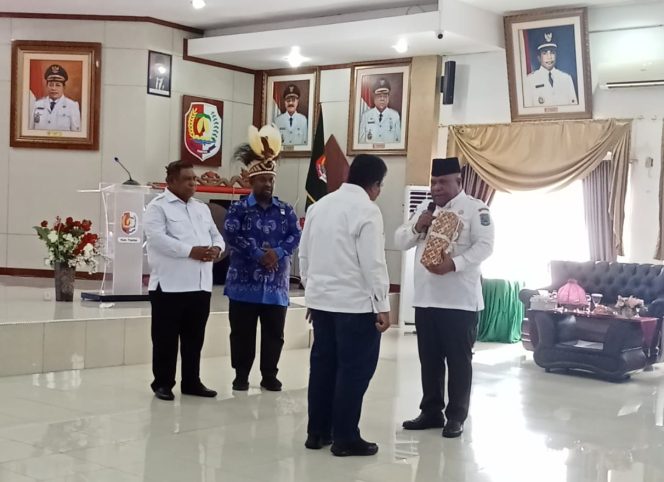 
					Octovianus Mayor Jabat Pjs. Bupati Fakfak, Pj. Gubernur Ali Baham Titip Pesan Ini, (Foto: EM/Ismail Weripang).