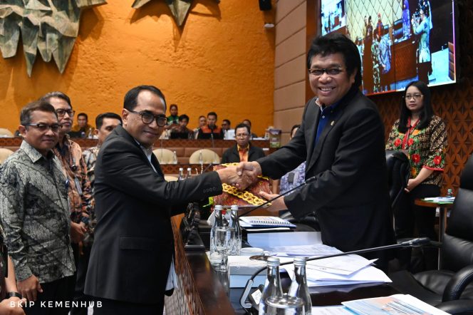 
					Menhub Budi Karya Sambut Baik Usulan DPR Revisi UU Pelayaran, (Foto: EM/dephub.go.id).