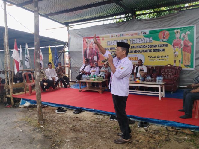 
					Salah Satu Warga Ungkap Bukti Pembangunan UTA_YOH di Fakfak Utara: Jalan dan Air Kami Rasakan, (Foto: EM/Ismail Weripang).