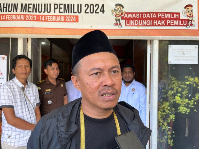 
					Untung Tamsil Penuhi Undangan Klarifikasi di Bawaslu Fakfak, Rabu (09/10/2024). (Foto: EM/AZT).