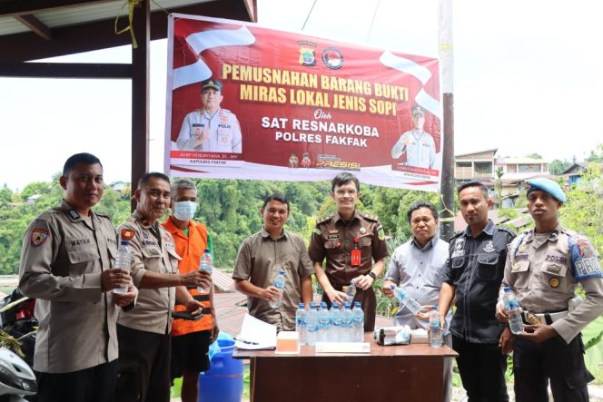 
					Pemusnahan Barang Bukti Miras Lokal Jenis Sopi oleh Sat Resnarkoba Polres Fakfak