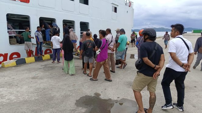 
					Sat Resnarkoba Amankan 33 Botol Miras Sopi dari Operasi di Pelabuhan Fakfak, (Foto: EM/Humas Polres Fakfak).