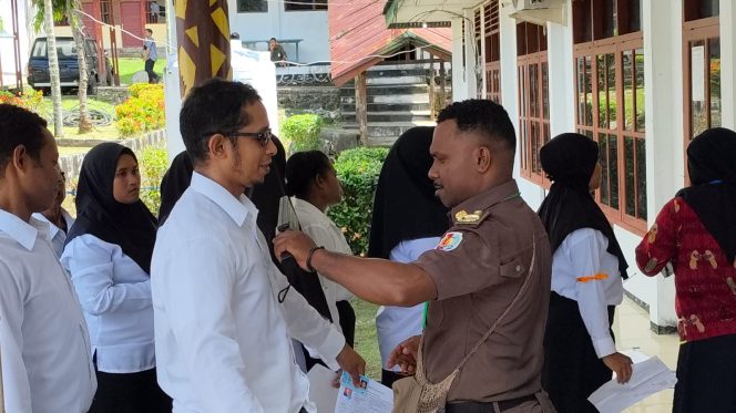 
					Peserta CPNS Formasi 2024 Apresiasi Panitia dan BKPSDM Fakfak atas Pelayanan Seleksi SKD, (Foto: EM/Risman Bauw).