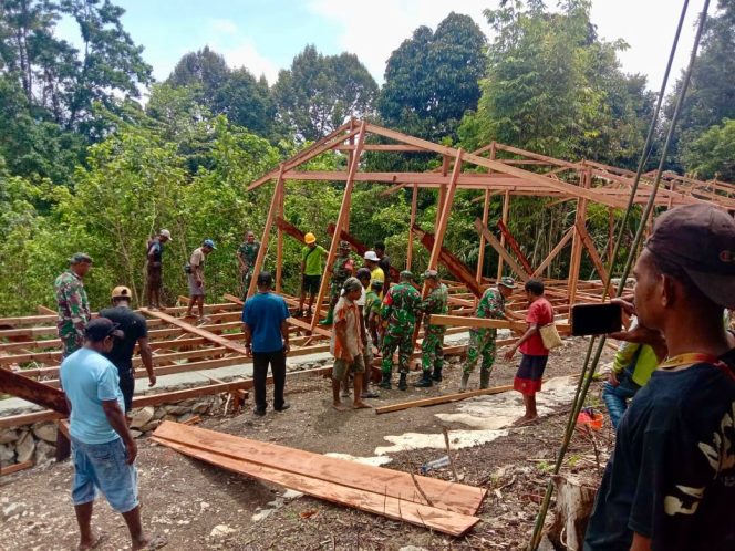 
					TNI AD Sayang Papua, di Distrik Kayuni Babinsa Bersama Warga Bangun SD YPPK Santos Wargeb