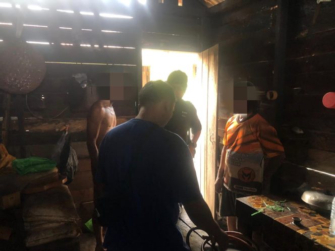 
					Polisi berhasil ungkap Kasus Produksi dan Penjualan Miras Lokal Jenis Sopi di Fakfak Papua Barat