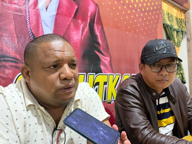 
					Ketua KFB Calon Bupati Fakfak Untung Tamsil dan Calon Wakil Fakfak Yohana Dina Hindom (kiri) dan Sekretaris KFB Abdul Rahman (kanan)/Foto: EM/Ismail Weripang)