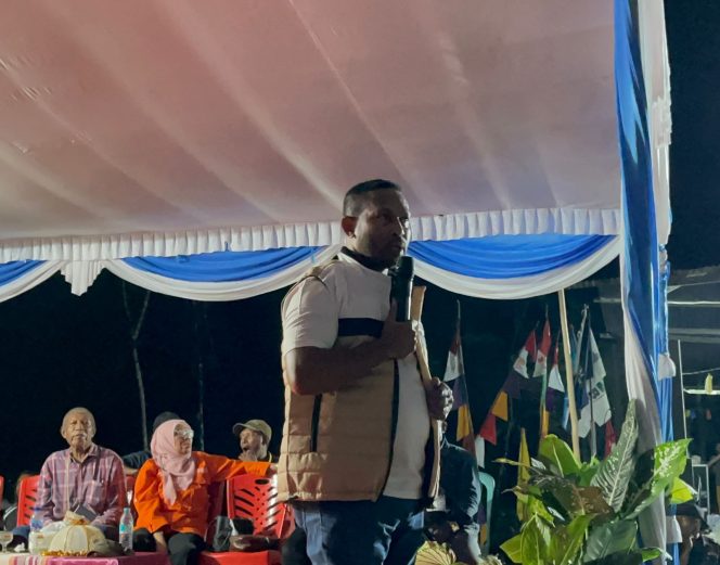 
					Amir Rumbouw Ketua Harian DPC Partai Gerindra Fakfak, (Foto: EM/Ismail Weripang).