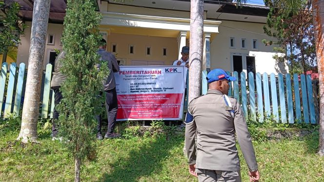 
					Pemkab Fakfak Pasang Plank Peringatan KPK Pada Rumah Dinas Jabatan di Kelurahan Dulan Pokpok, (Foto: EM/Istimewa).