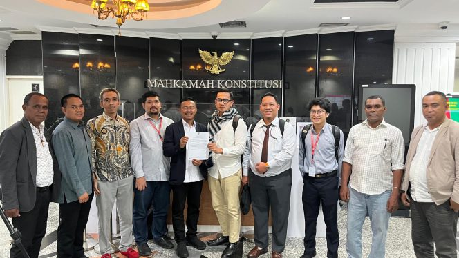 
					Tim Kuasa Hukum Paslon UTA'YOH Resmi Ajukan Gugatan Pilkada Fakfak 2024 ke MK, (Foto: EM/Istimewa).