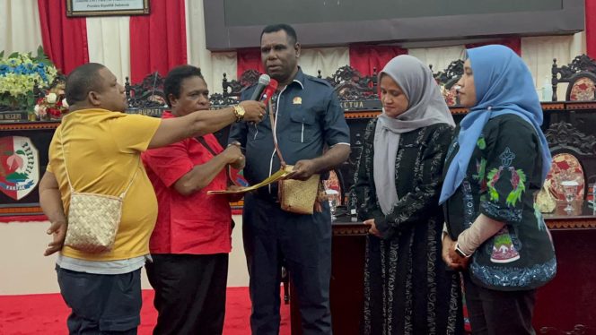
					Massa Pendukung UTA'YOH Datangi DPRD Fakfak Minta Segera Bentuk Pansus Pilkada 2024, (Foto: EM/RR).