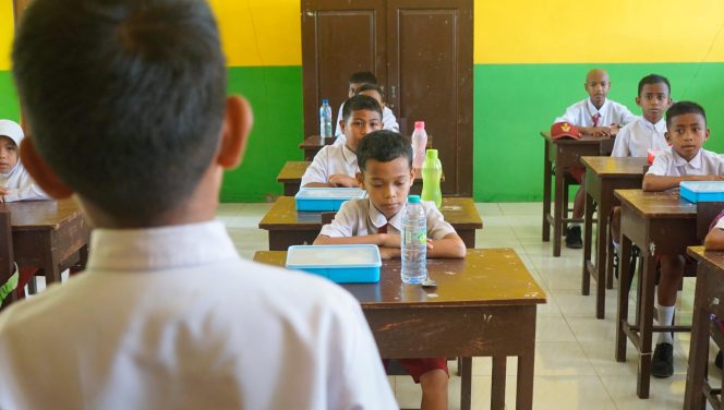 
					Program Makan Bergizi Gratis Prabowo-Gibran Resmi Diluncurkan di Fakfak Papua Barat, (Foto: EM/Panrem 182/Jazira Onim).
