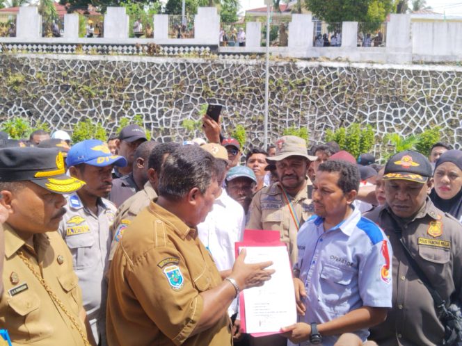 
					Ratusan Peserta PPPK Paruh Waktu di Fakfak Gelar Aksi Unjuk Rasa, 4 Point Pernyataan Sikap Dibacakan!, (Foto: EM/Ismail Weripang).