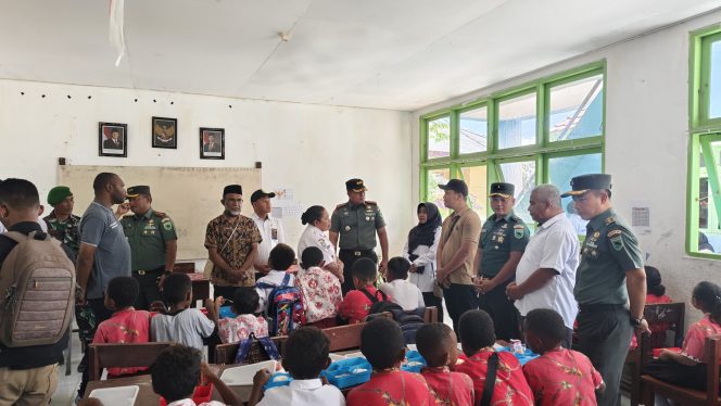 
					Wakil Bupati Yohana Hindom Saksikan Langsung Pemberian Makanan Bergizi Gratis di SD YPK Kapartutin, (Foto: EM/Rikki).
