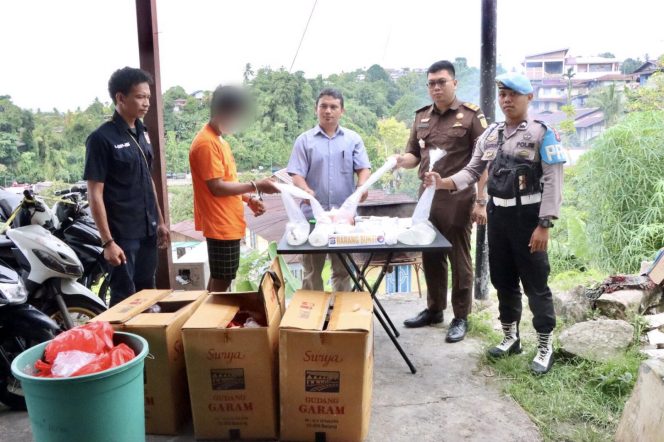 
					Polres Fakfak Musnahkan Ratusan Liter Minuman Keras Lokal