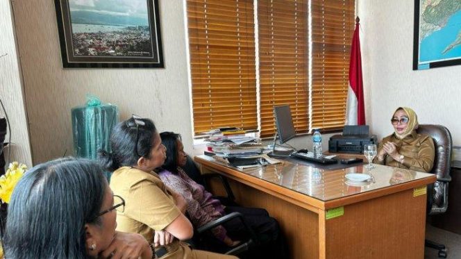 
					Wawali Ambon Ely Toisuta Beri Arahan ke Sejumlah Pegawai Kantor Perwakilan, (Foto: EM/Istimewa).