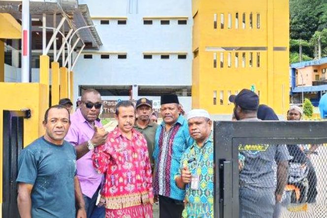 
					Pemalangan Pasar Thumburuni Fakfak Resmi Dibuka, Kadisperindag: Semua Bisa Dibicarakan Baik-Baik, (Foto: EM/Arya Sanaky).