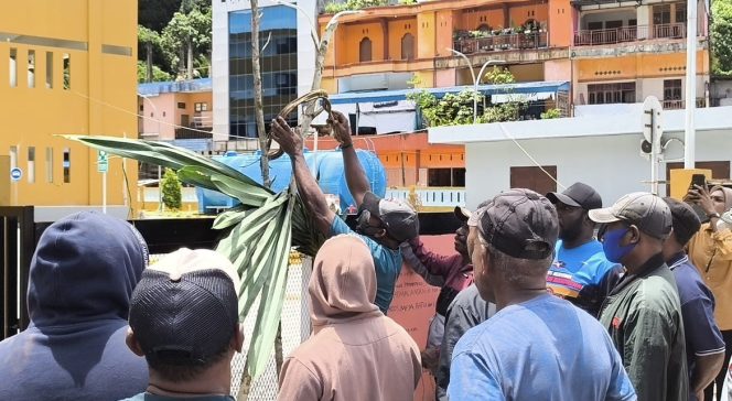 
					Pasar Rakyat Thumburuni Fakfak Dipalang Pemilik Hak Ulayat, Peresmian Terancam Tertunda, (Foto: EM/Arya Sanaky).