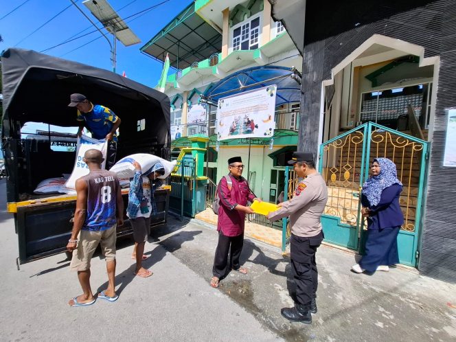 
					Moment Ramadhan 1446 H, Polres Fakfak Berbagi Bantuan dan Sembako di Masjid Al-Munawarah, (Foto: EM/Humas Polres Fakfak).