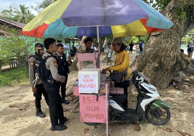 
					Jaga Sitkamtibmas Tetap Aman, Personel Polres Fakfak Patroli Dialogis di Sejumlah Tempat Wisata, (Foto: EM/Humas Polres Fakfak).