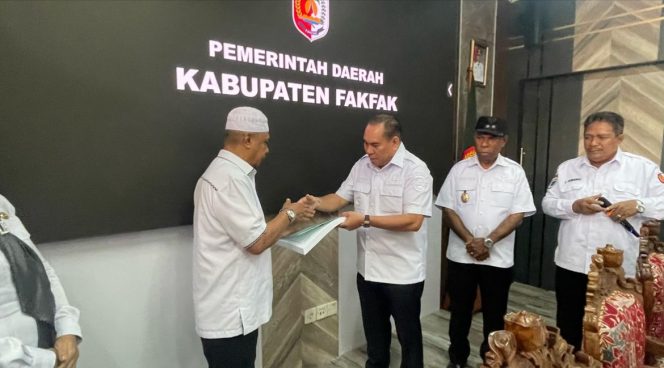
					Bupati Fakfak Resmi Serahkan DPA Tahun 2024, Beri Pesan Ini Ke OPD, (Foto: EM/Prokopim Setda Fakfak).