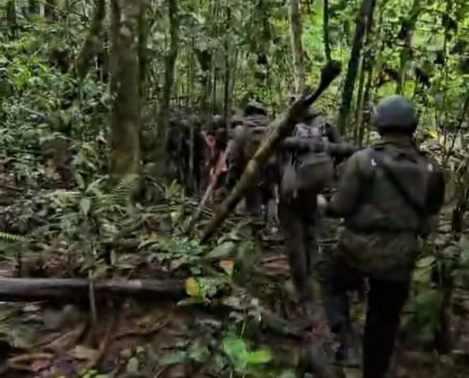 
					Ratusan Personel Gabungan Berjalan Kaki Sisir Daratan Dalam Pencarian Iptu Tomi Samuel Marbun, (Foto: EM/Humas Polres Fakfak).