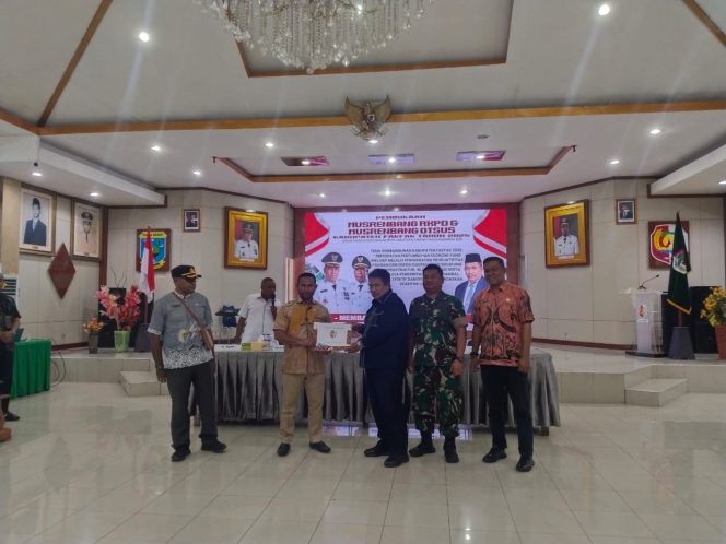 
					DPRK Fakfak Serahkan Pokir Ke Bupati, Amir Rumbouw: 5 Hal Penting Jadi Usulan, (Foto: EM/Ismail Weripang).