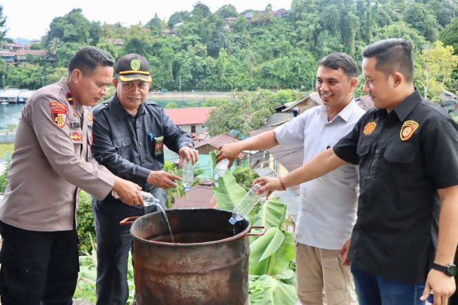 
					Polres Fakfak Musnahkan Miras Ilegal Hasil Operasi Pekat Mansinam 2025, (Foto: EM/Humas Polres Fakfak).