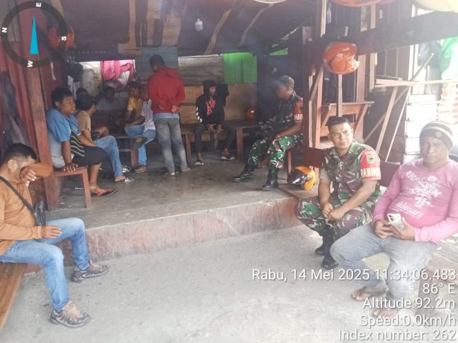 
					Komsos, Babinsa Koramil 1803-01/Fakfak Bahas Revisi UU TNI Bersama Tokoh Masyarakat