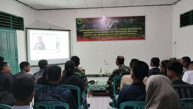 
					Jajaran Kodim 1803/Fakfak Gelar Nonton Bareng Senandung di Atas Awan (Denias) Bersama Warga, (Foto: EM/Kodim 1803/Fakfak)