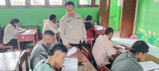 
					Polres Fakfak Tinjau Langsung Ujian Pendidikan Kesetaraan PKBM Kasih Rumbai Koteka, (Foto: EM/Humas Polres Fakfak).