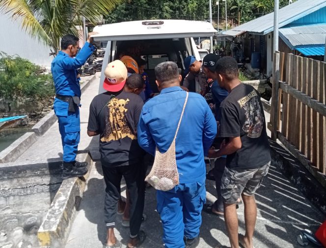 
					Polairud Polres Fakfak Bantu Evakuasi Pasien Rujukan dari Wilayah Pesisir sebagai Wujud Kepedulian Kemanusiaan, (Foto: EM/Humas Polres Fakfak).