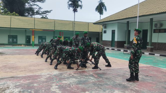 
					 Anggota Kodim 1803/Fakfak Laksanakan Permildas, Bentuk Mengasah Kembali Kemampuan Dasar Militer, (Foto: EM/Kodim 1803/Fakfak).