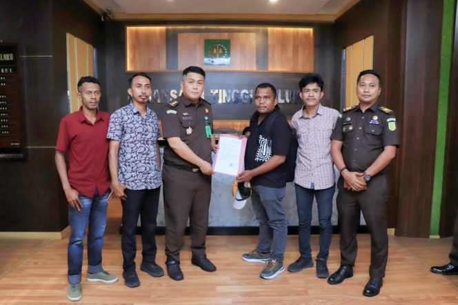 
					Aliansi OKP Bela Rakyat Datangi Kejati dan Polda Maluku, Minta Periksa KPU Buru Soal Dugaan Hibah Pilkada 2024, (Foto: EM/MK).