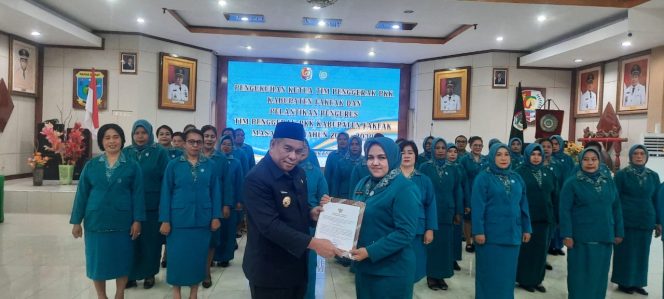 
					Formasi Baru TP PKK Fakfak di Bawah Kepemimpinan Nurwidayanti Samaun Dahlan Resmi Dikukuhkan, (Foto: EM/AZT).