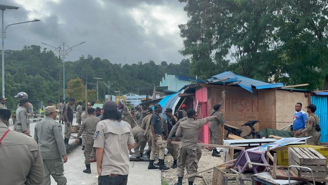 
					Penataan Kota Berlanjut, Satpol PP Fakfak Tertibkan Lapak PKL di Jalan Baru, (Foto: EM/AZT).