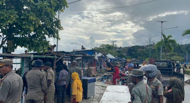 
					Sejumlah Lapak di Jalan Baru Fakfak Mulai Ditertibkan, Pedagang Minta Kepastian Tempat Baru ,(Foto: EM/AZT).