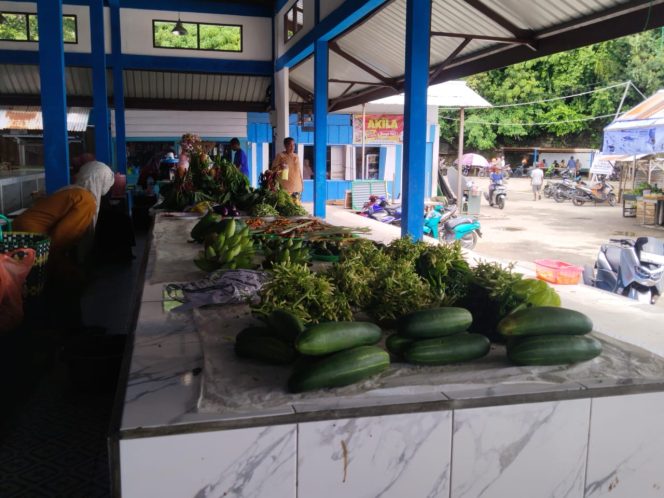 
					Pasar Sosar Distrik Kokas Makin Sepi Pembeli, Pedagang: Dari Pagi Sampai Sore Seperti Ini, (Foto: EM/Ismail Weripang).