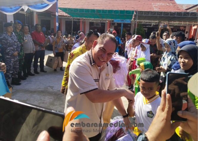 
					Bupati Samaun Dahlan Launching Pendidikan Gratis di Fakfak, (Foto: EM/Ismail Weripang).