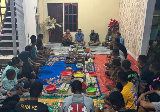 
					Momen Malming, Saleh Siknun dan Dokter Alwan Makan Bersama dan Berikan Motivasi ke Puluhan Casis Fakfak, (Foto: EM/Istimewa).