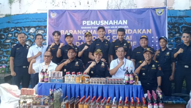 
					Bea Cukai Fakfak Musnahkan Rokok dan MMEA Ilegal, (Foto: EM/AZT).