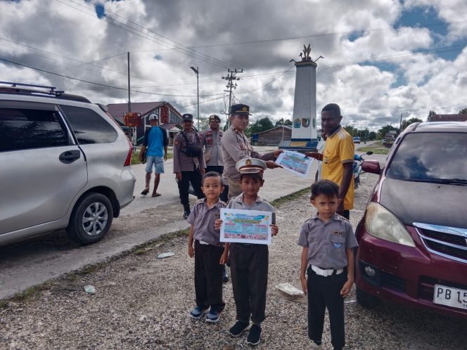 
					Promosikan Penerimaan Murid Baru, TK Kemala Bhayangkari Bomberay Bagi-Bagi Brosur di Jalan, (Foto: EM/Humas Polres Fakfak).