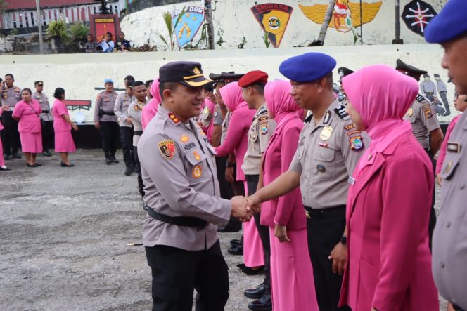 
					Kado Akhir Juni, 24 Anggota Polres Fakfak Terima Kenaikan Pangkat, (Foto: EM/AZT).