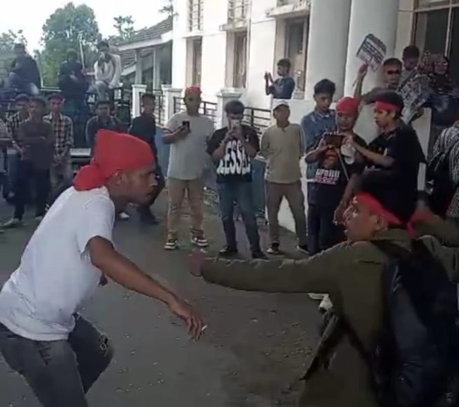 
					Tolak Tambang PT BBA, Mahasiswa Kei Gelar Aksi Cakalele di Depan DPRD Maluku, (Foto: EM/Adli Maswain).