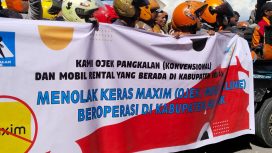 Tolak Maxim, Ratusan Tukang Ojek dan Sopir Rental Datangi DPRK Fakfak, (Foto: EM/Ismail Weripang).