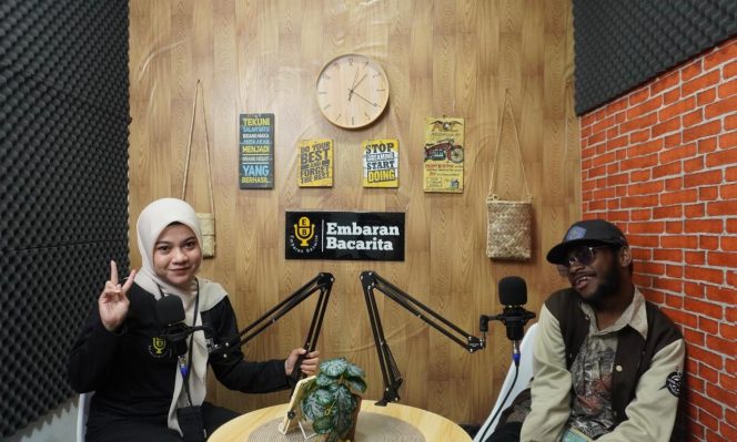 
					Potret Podcast Embaran Bacarita bersama Paulus Hegemur, Nantikan Video Selengkapnya di Channel YouTube Official Embaranmedia, (Foto: EM/Ismail Weripang).