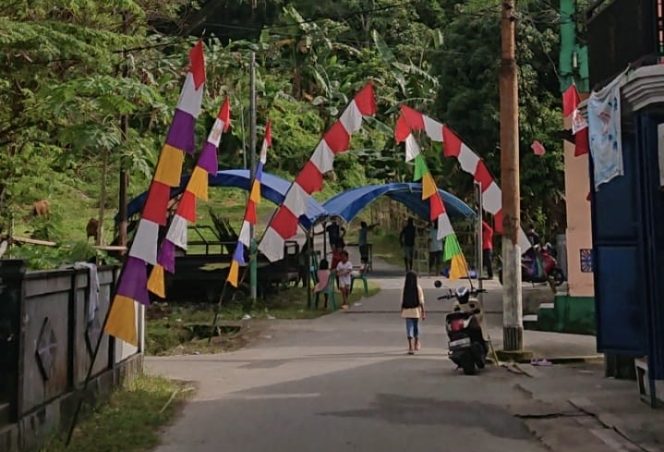 
					Warga BTN Perumnas Poka Ambon Antusias Sambut Idul Adha 1446 H dengan Kerja Bakti dan Hias Lingkungan, (Foto: EM/Adli Maswain).