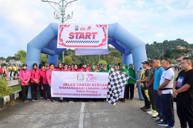 
					Penuh Semangat dan Kebersamaan, Kapolres Fakfak Gelorakan Olahraga di Hari Bhayangkara, (Foto: EM/Humas Polres Fakfak).