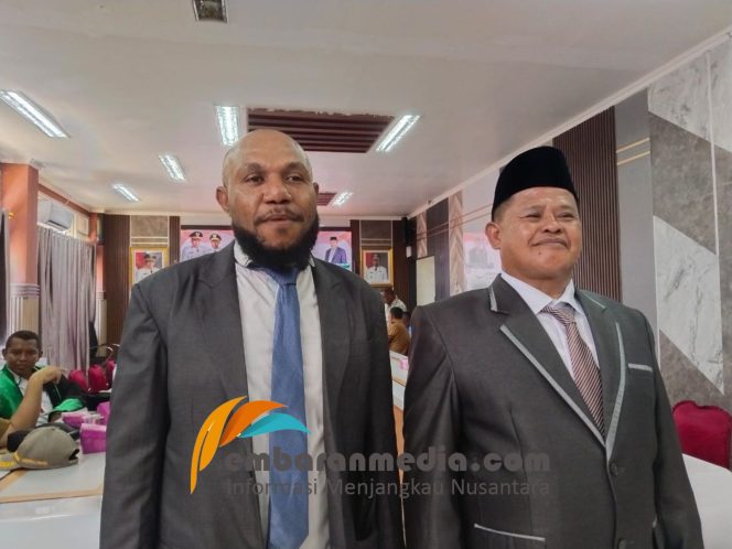 
					Bagian (Kiri) Dewan Pengawas, Erick Nimbitkendik, Bagian (Kanan) Direktur PDAM Tirta Pala Fakfak, Irwan, S.Sos, (Foto: EM/Ismail Weripang).